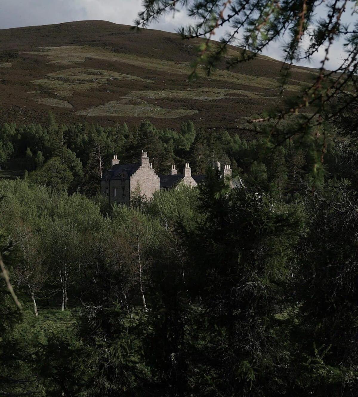 Huswell - Gairnshiel Lodge - Unique & Exclusive Lodge Next To The Castle 발라터 외부 사진